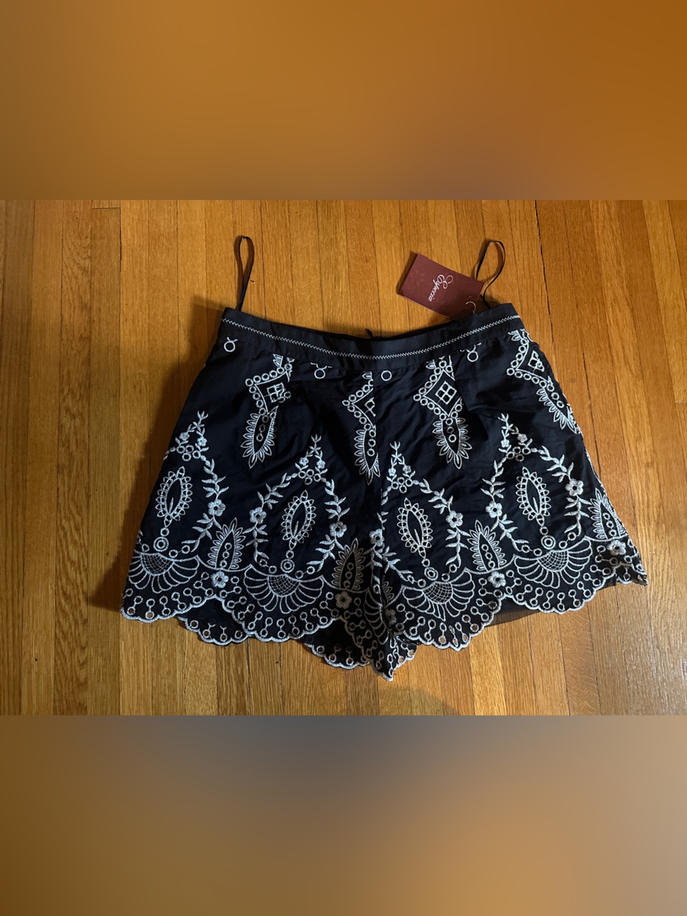 Especia Boho Black & white scalloped shorts with white floral embroidery, L, NWT